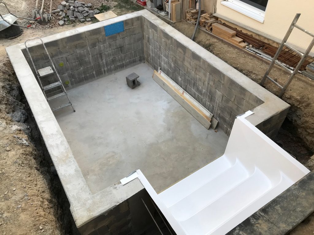 Der Rohbau beim Pool selber bauen ist fertig